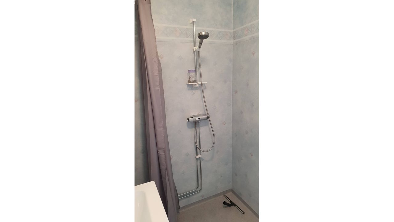 Dusch med varmvatten