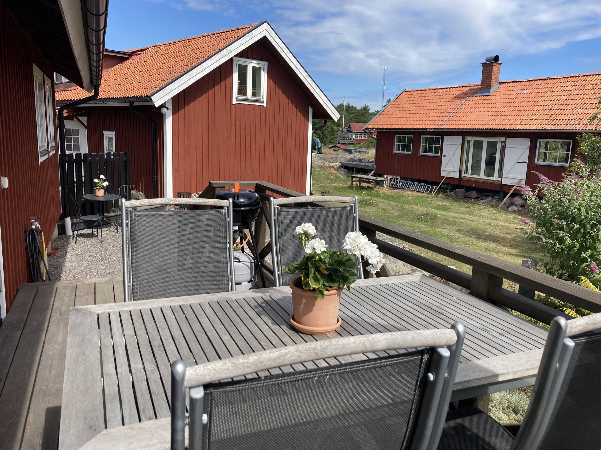 Altan framför stugan